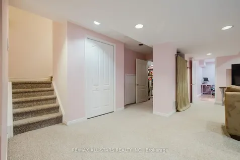 18 October Lane Aurora ON L4G 6Y1