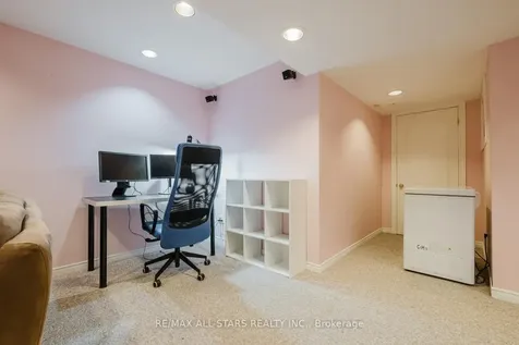 18 October Lane Aurora ON L4G 6Y1