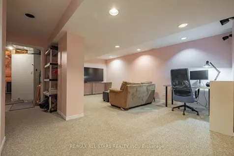 18 October Lane Aurora ON L4G 6Y1