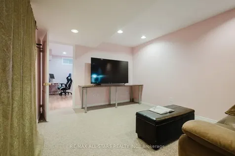 18 October Lane Aurora ON L4G 6Y1