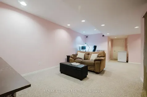 18 October Lane Aurora ON L4G 6Y1