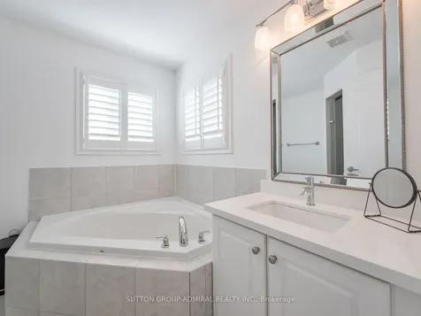 205 Romanelli Crescent Bradford West Gwillimbury ON L3Z 0X6