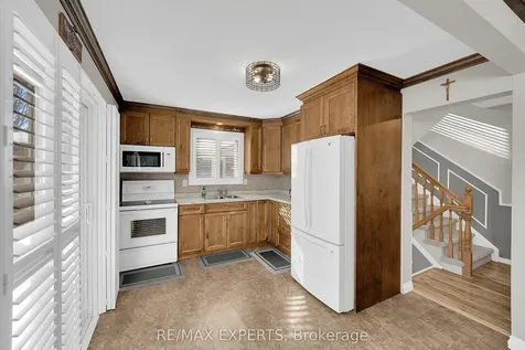 266 Britannia Avenue Bradford West Gwillimbury ON L3Z 1A7