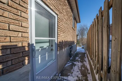 266 Britannia Avenue Bradford West Gwillimbury ON L3Z 1A7