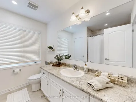 89 Hutt Crescent Aurora ON L4G 0T2