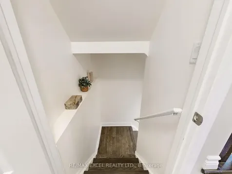 89 Hutt Crescent Aurora ON L4G 0T2