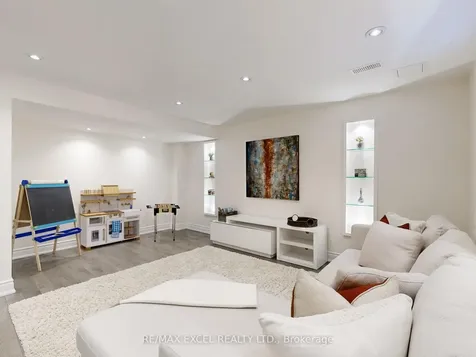 89 Hutt Crescent Aurora ON L4G 0T2