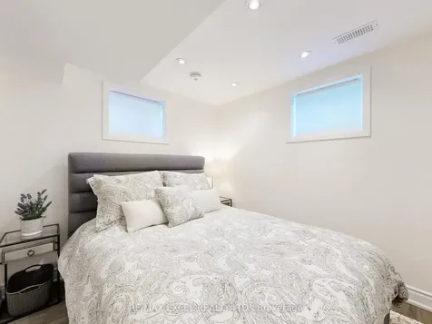 89 Hutt Crescent Aurora ON L4G 0T2