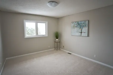 22 Royal Court Bradford West Gwillimbury ON L3Z 2P4