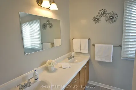 22 Royal Court Bradford West Gwillimbury ON L3Z 2P4