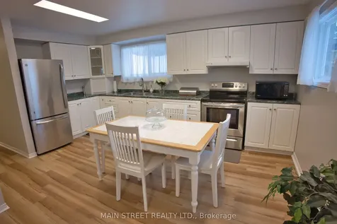 22 Royal Court Bradford West Gwillimbury ON L3Z 2P4