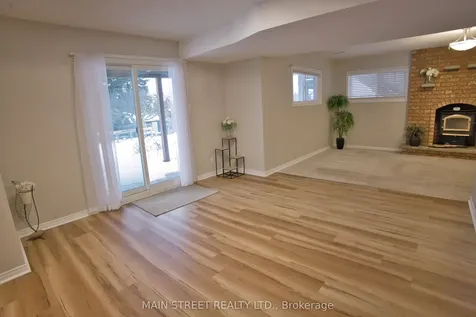 22 Royal Court Bradford West Gwillimbury ON L3Z 2P4