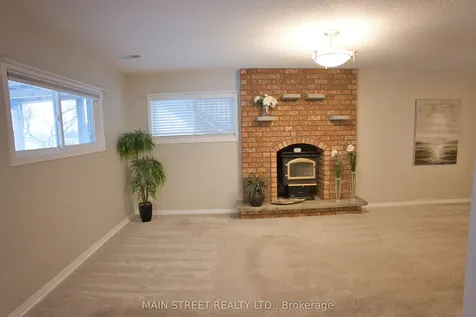 22 Royal Court Bradford West Gwillimbury ON L3Z 2P4