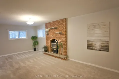 22 Royal Court Bradford West Gwillimbury ON L3Z 2P4