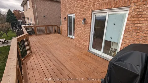 22 Royal Court Bradford West Gwillimbury ON L3Z 2P4