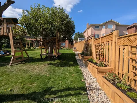 22 Royal Court Bradford West Gwillimbury ON L3Z 2P4