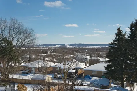 22 Royal Court Bradford West Gwillimbury ON L3Z 2P4