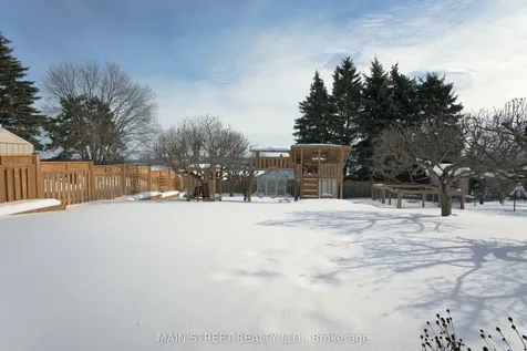 22 Royal Court Bradford West Gwillimbury ON L3Z 2P4