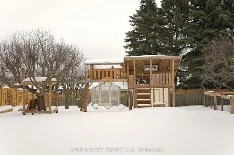 22 Royal Court Bradford West Gwillimbury ON L3Z 2P4