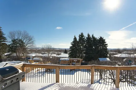 22 Royal Court Bradford West Gwillimbury ON L3Z 2P4