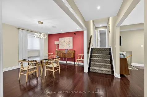 82 Fairway Drive Aurora ON L4G 2H4