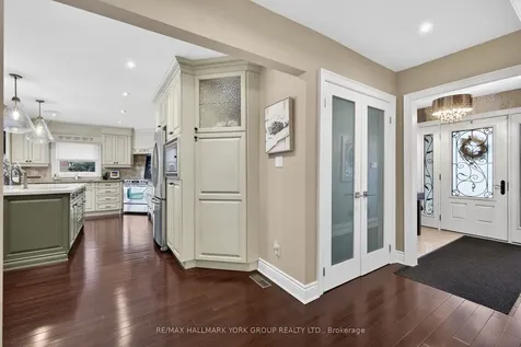 82 Fairway Drive Aurora ON L4G 2H4