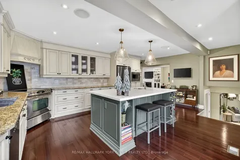 82 Fairway Drive Aurora ON L4G 2H4