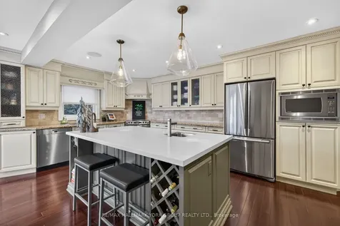 82 Fairway Drive Aurora ON L4G 2H4