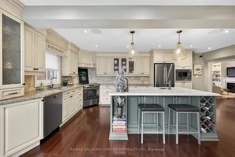 82 Fairway Drive Aurora ON L4G 2H4