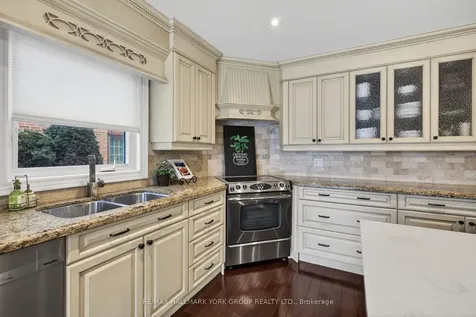 82 Fairway Drive Aurora ON L4G 2H4