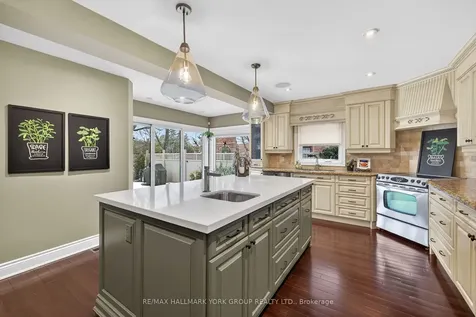 82 Fairway Drive Aurora ON L4G 2H4