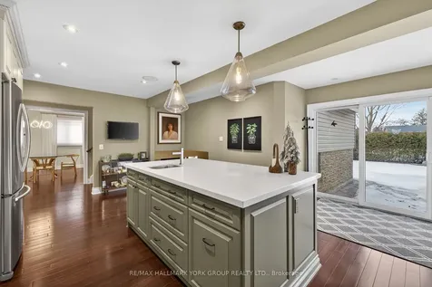 82 Fairway Drive Aurora ON L4G 2H4