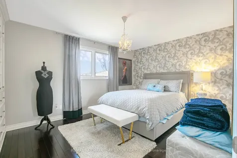 82 Fairway Drive Aurora ON L4G 2H4