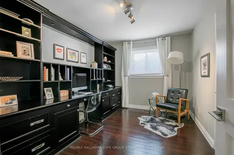 82 Fairway Drive Aurora ON L4G 2H4