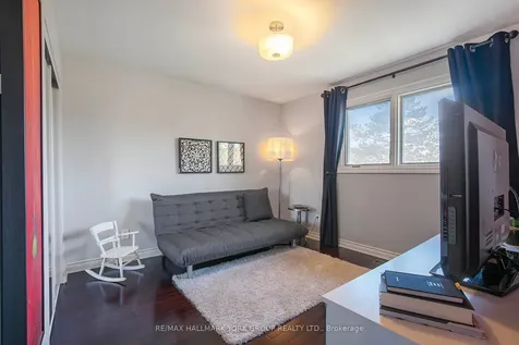 82 Fairway Drive Aurora ON L4G 2H4