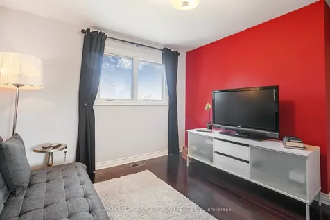 82 Fairway Drive Aurora ON L4G 2H4