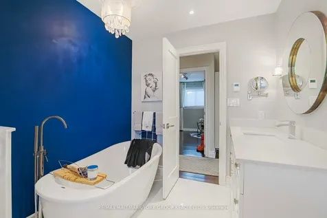 82 Fairway Drive Aurora ON L4G 2H4