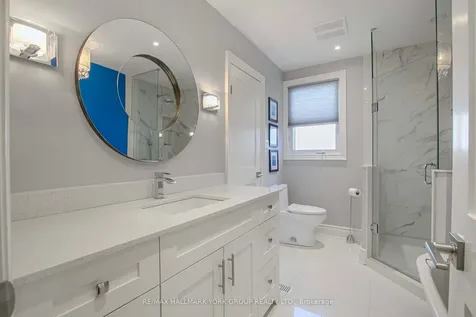 82 Fairway Drive Aurora ON L4G 2H4