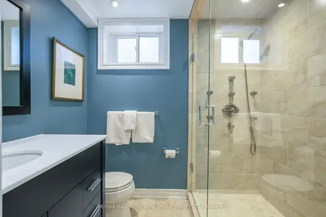 82 Fairway Drive Aurora ON L4G 2H4