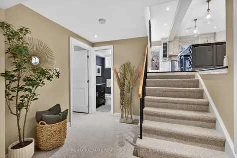 82 Fairway Drive Aurora ON L4G 2H4