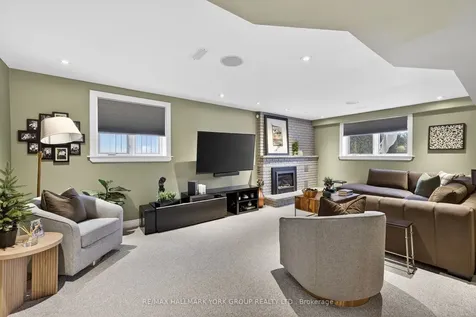 82 Fairway Drive Aurora ON L4G 2H4