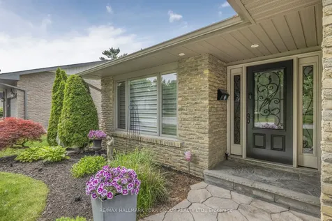 82 Fairway Drive Aurora ON L4G 2H4