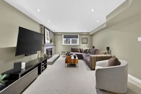 82 Fairway Drive Aurora ON L4G 2H4