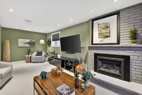 82 Fairway Drive Aurora ON L4G 2H4