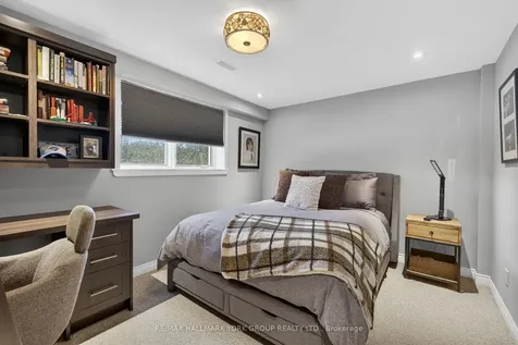 82 Fairway Drive Aurora ON L4G 2H4