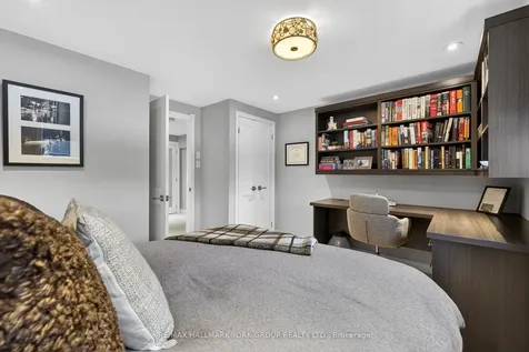 82 Fairway Drive Aurora ON L4G 2H4