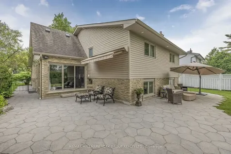 82 Fairway Drive Aurora ON L4G 2H4