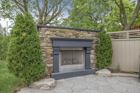 82 Fairway Drive Aurora ON L4G 2H4