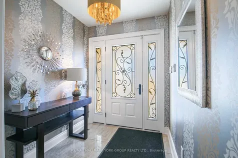 82 Fairway Drive Aurora ON L4G 2H4