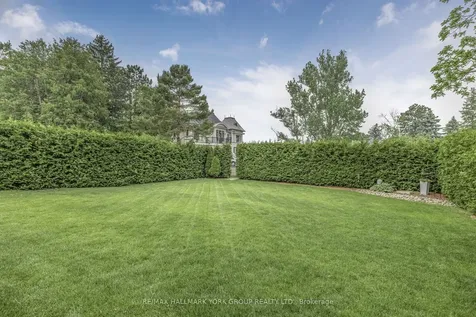 82 Fairway Drive Aurora ON L4G 2H4